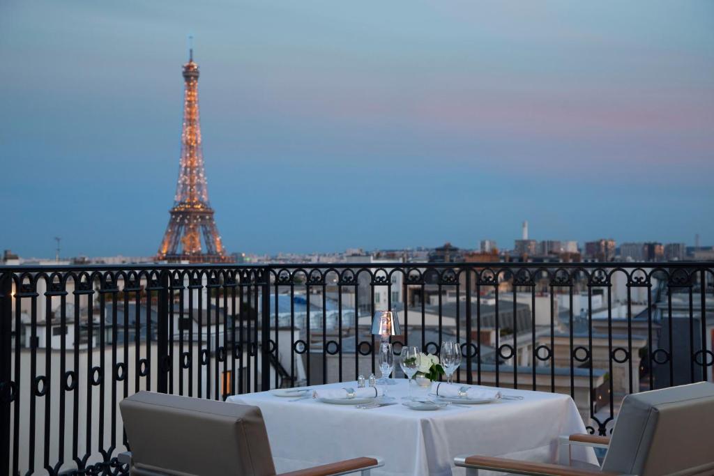 Hotels in Paris with Eiffel Tower view-Hotel The Peninsula Paris- photo